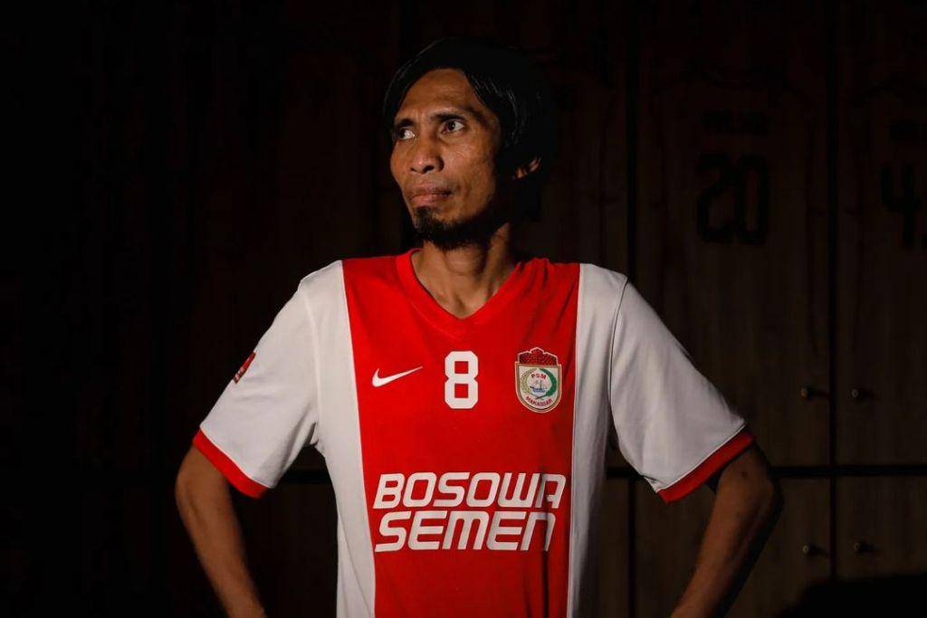 Legenda PSM Makassar, Syamsul Chaeruddin, dalam sesi pemotretan jersey lawas klub yang dikenakan pada musim 2016. (Instagram.com/psm_makassar)