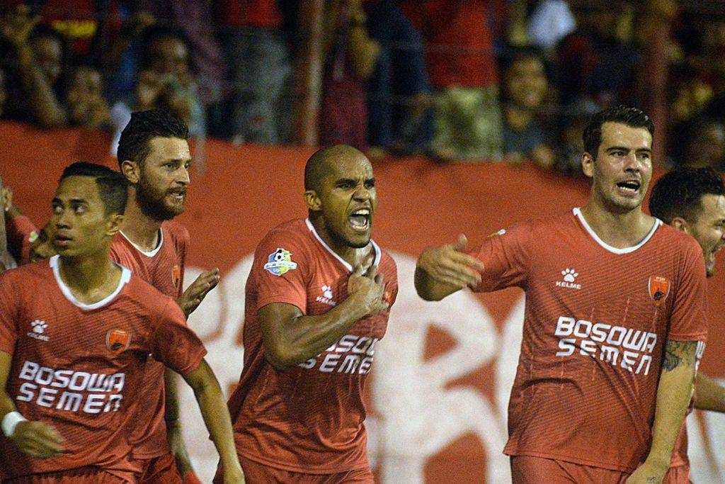 Penampilan Reinaldo Elias (dua dari kanan) saat memperkuat PSM Makassar di ajang Liga 1 musim 2017. (Twitter.com/Liga1Match)