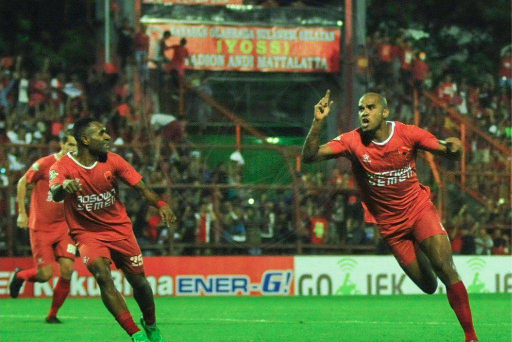 Aksi Reinaldo Elias (kanan) saat masih memperkuat PSM Makassar di ajang Liga 1 musim 2017. (Twitter.com/PSM_Makassar)