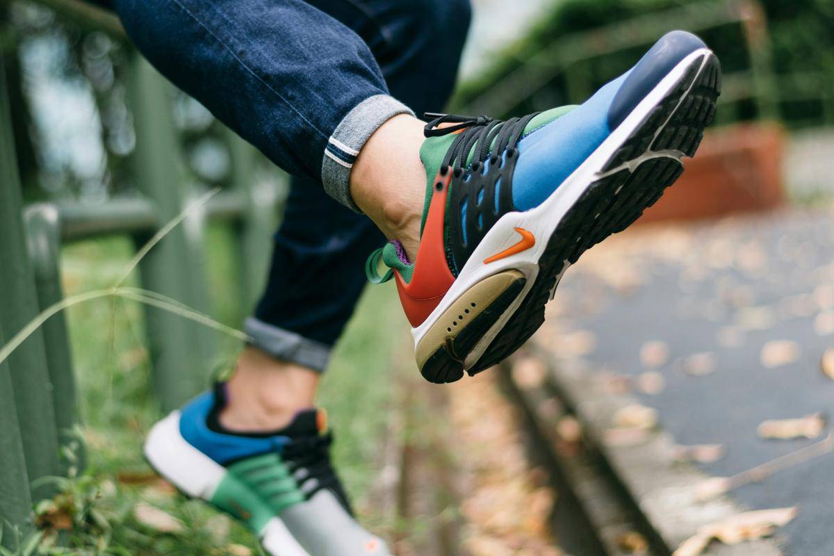 ilustrasi walking shoes (unsplash.com/CJ Dayrit)