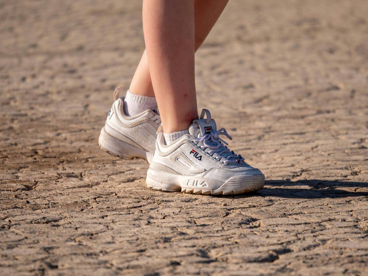 ilustrasi walking shoes (unsplash.com/Jamie Street)