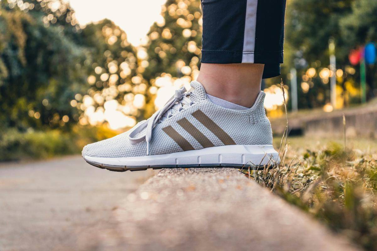 ilustrasi walking shoes (unsplash.com/Christian Wiediger)