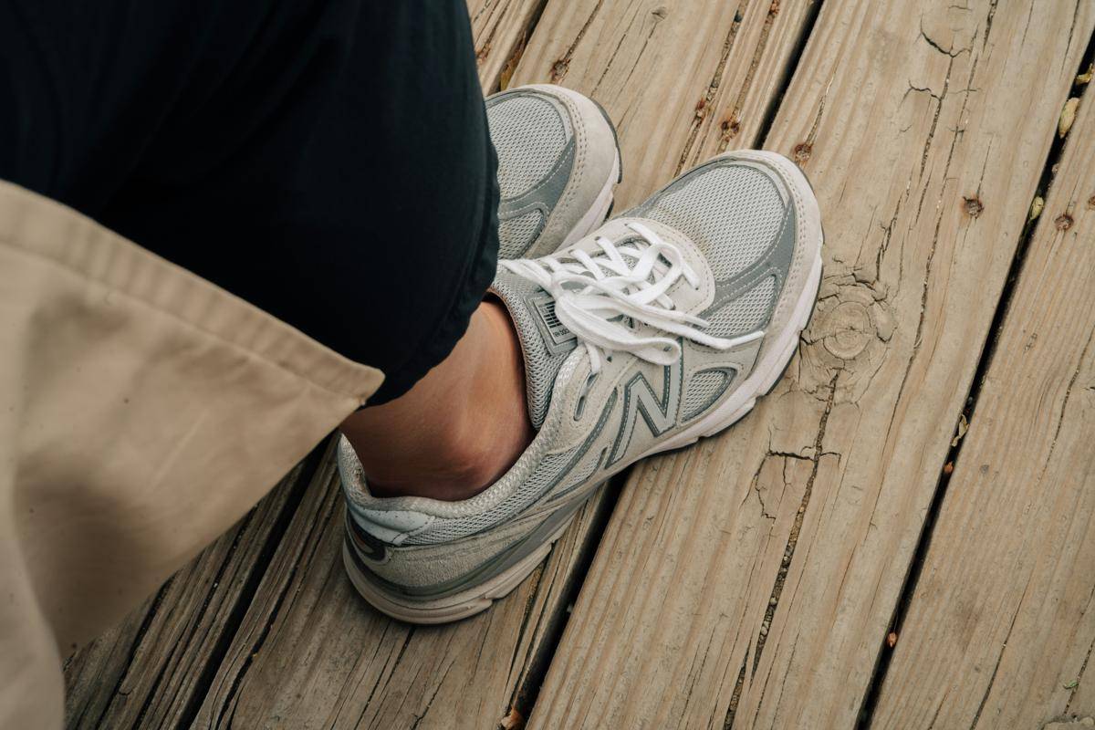 ilustrasi walking shoes (unsplash.com/Mike Cox)