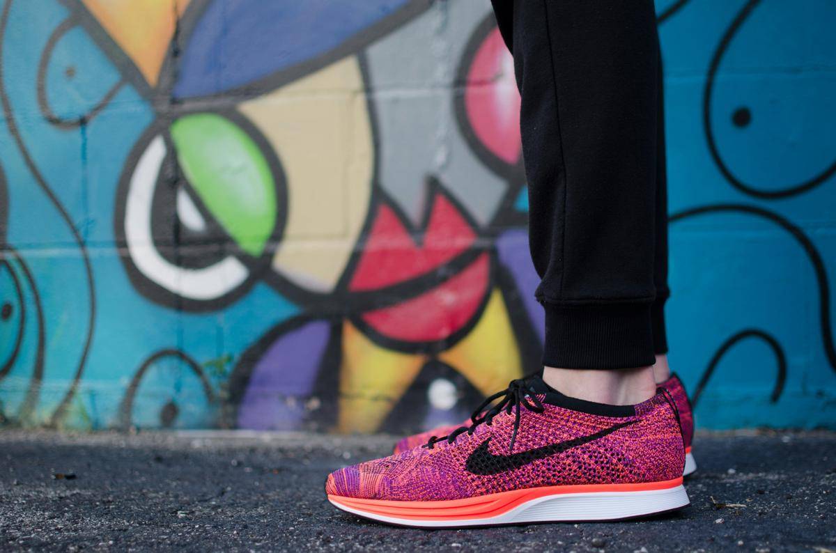 ilustrasi walking shoes (unsplash.com/Hunter Johnson)