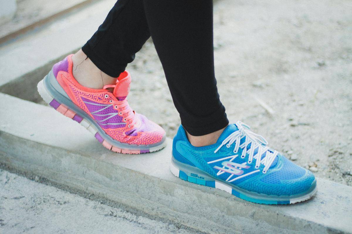 ilustrasi walking shoes (unsplash.com/Raka Rachgo)