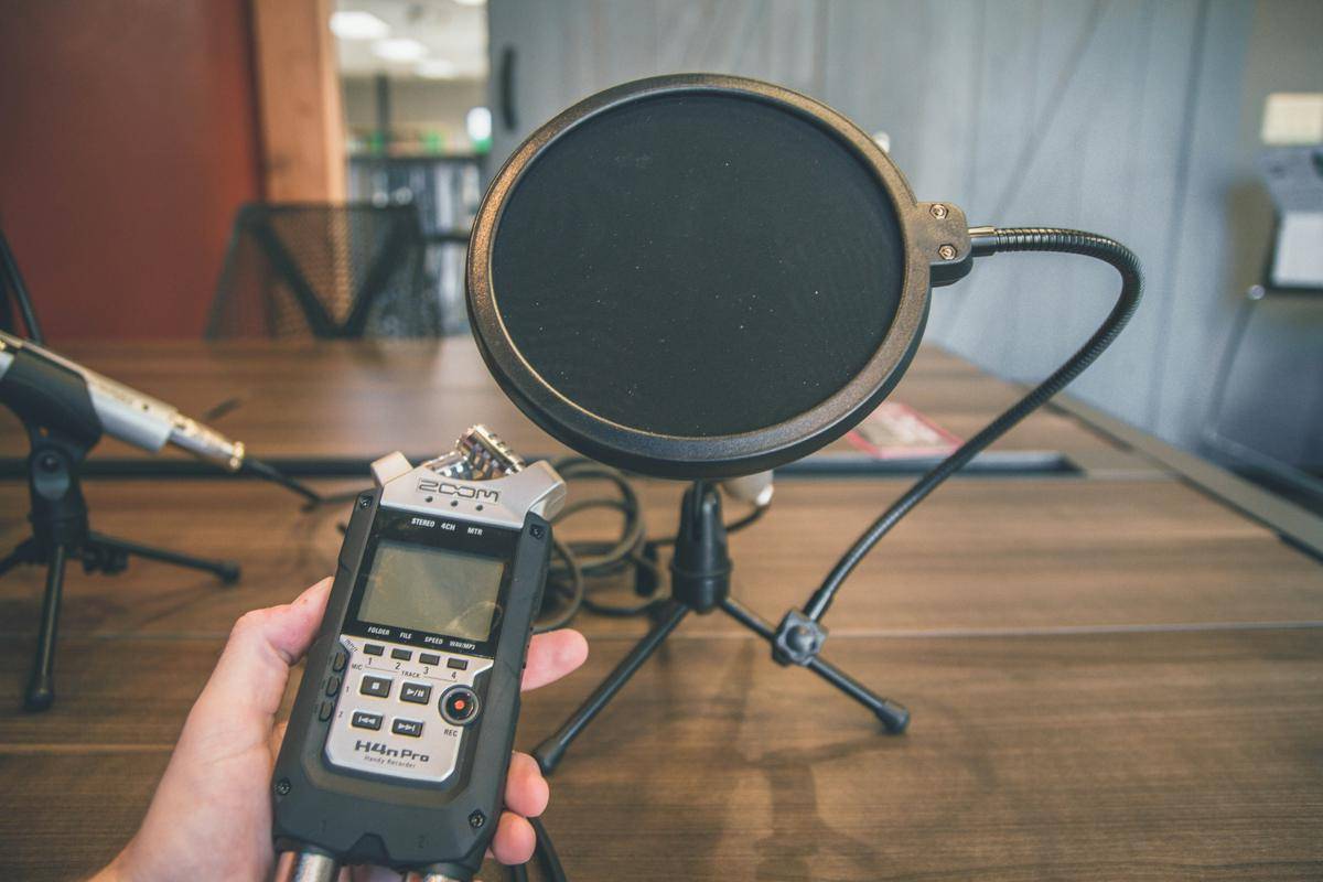 Foley artist (unsplash.com/@heyquilia)