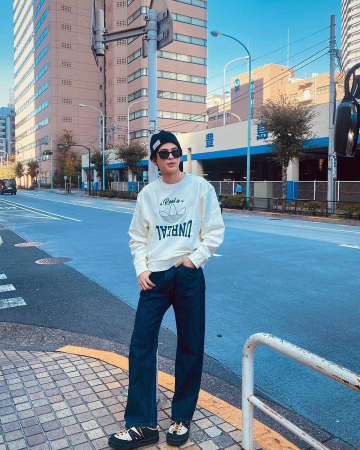 Outfit pakai kacamata ala Mark Pakin
