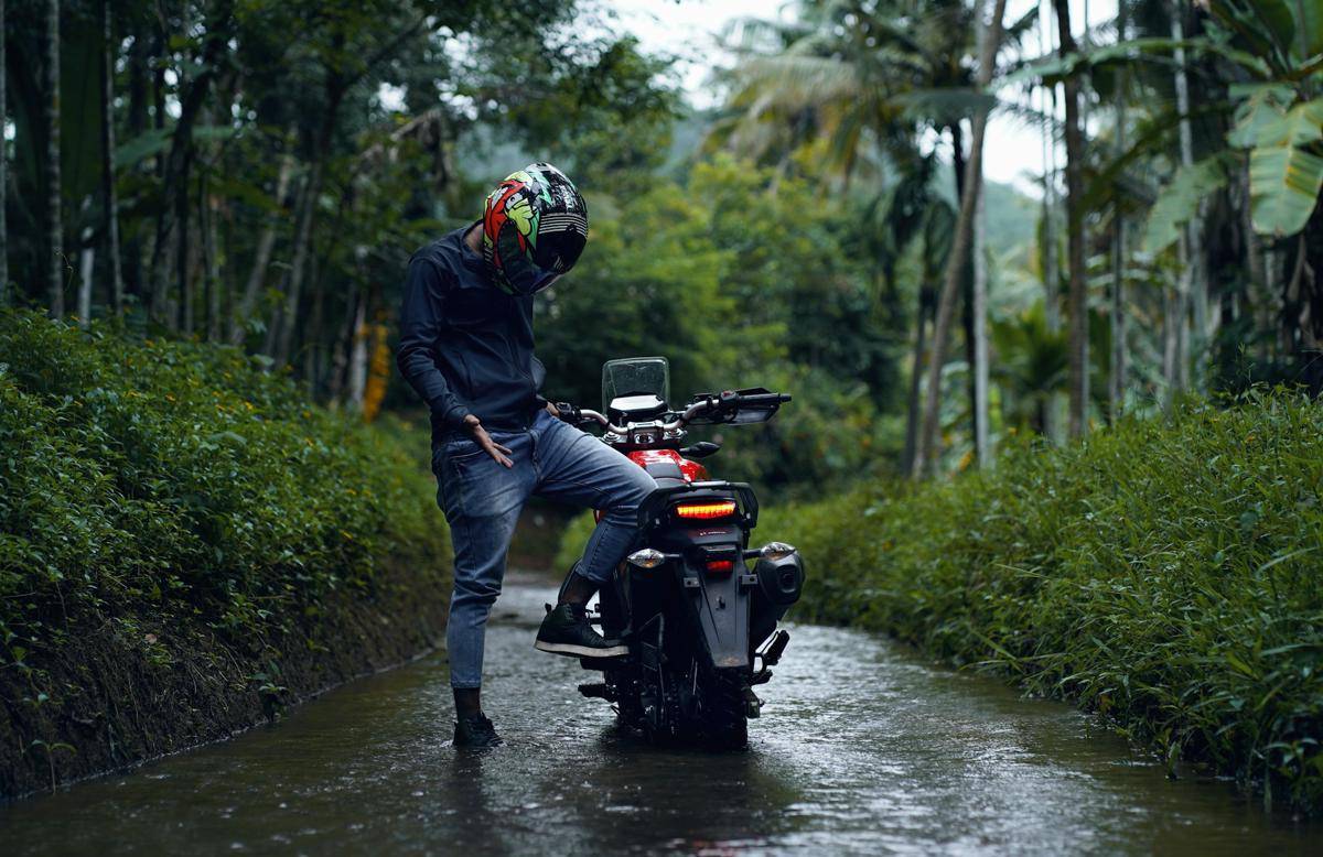 ilustrasi motor mogok saat hujan (unsplash.com/Nandhu Kumar)