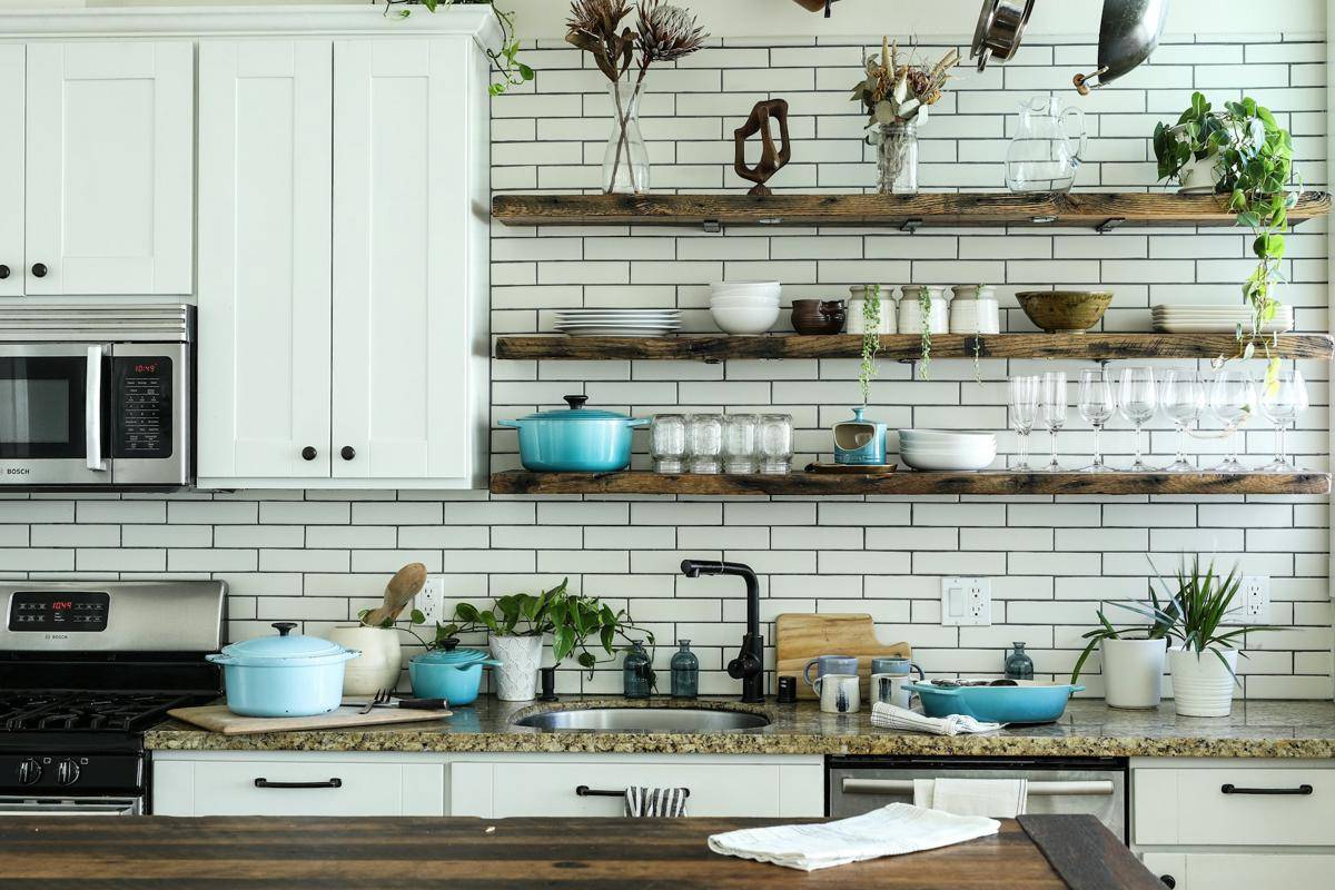 Ilustrasi dapur dengan rak kayu
