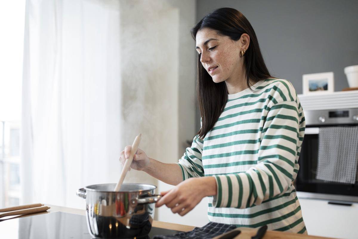 ilustrasi orang memasak (freepik.com/Freepik)