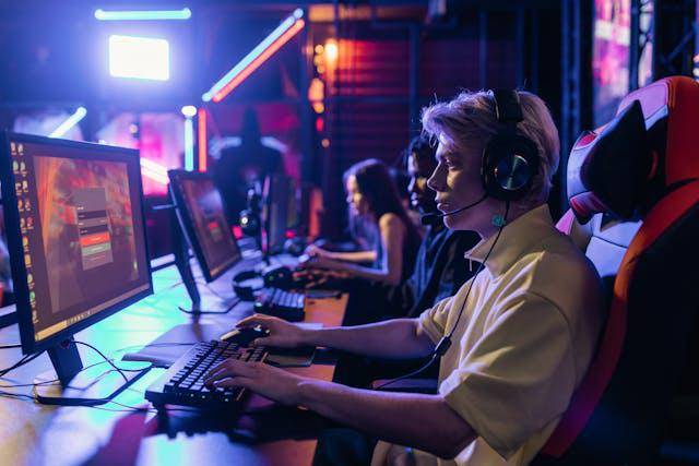 ilustrasi seorang gamers (pexels.com/Alena Darmel)