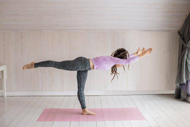 ilustrasi olahraga yoga (pexels.com/Alexy Almond)