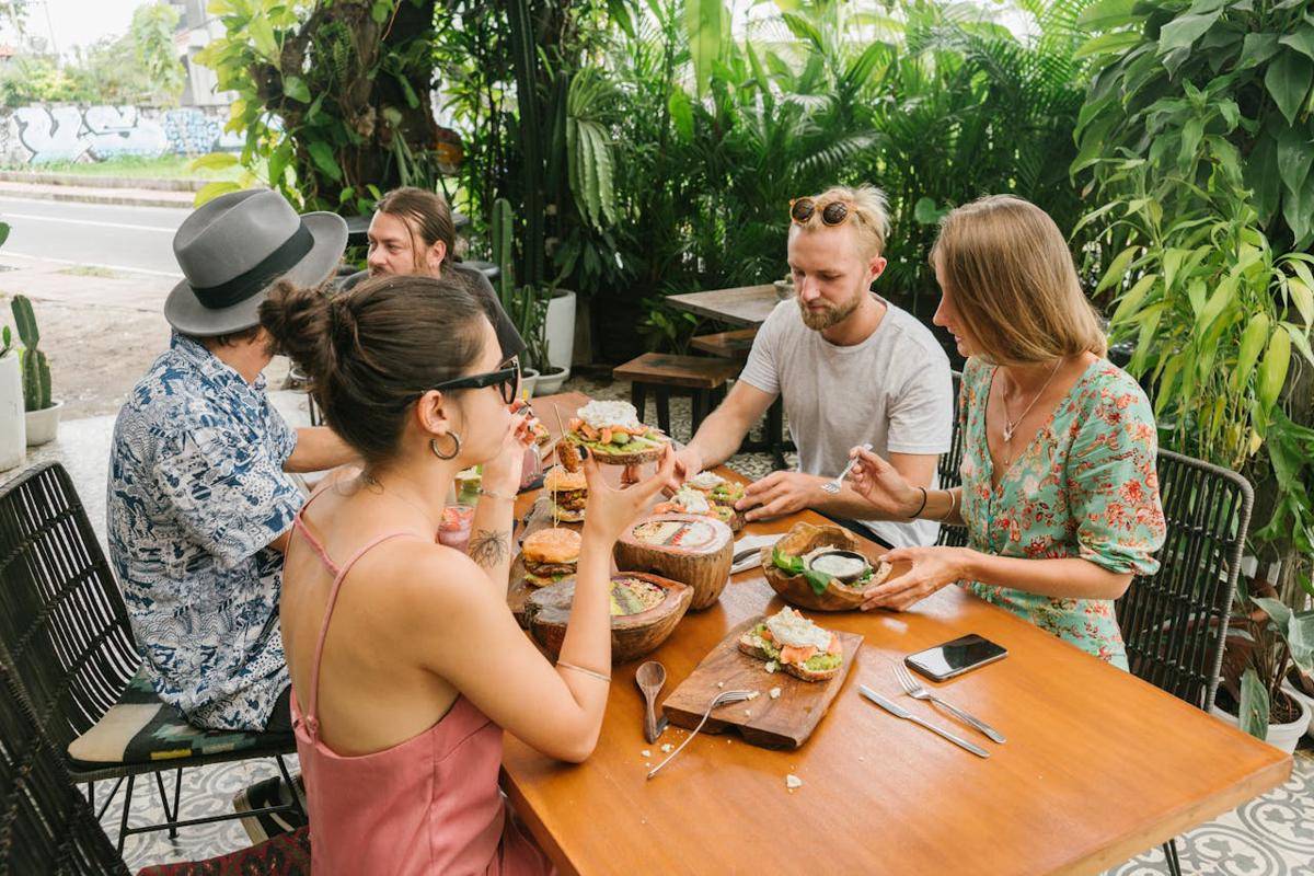Ilustrasi hangout bersama teman-teman (pexels.com/ArtHouse Studio)