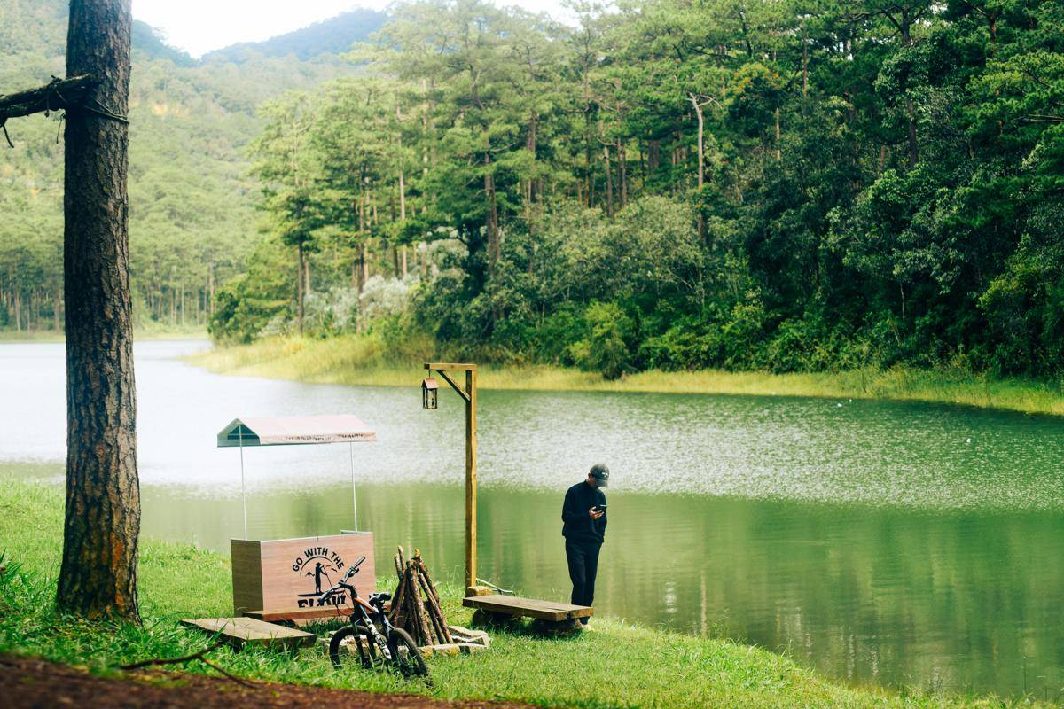 ilustrasi orang bermain hp di danau