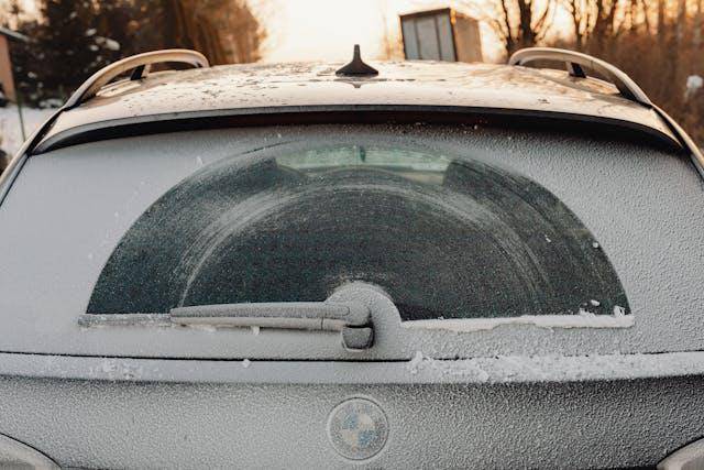 ilustrasi wiper mobil pada kaca yang tertutup es (pexels.com/Photo By: Kaboompics.com)