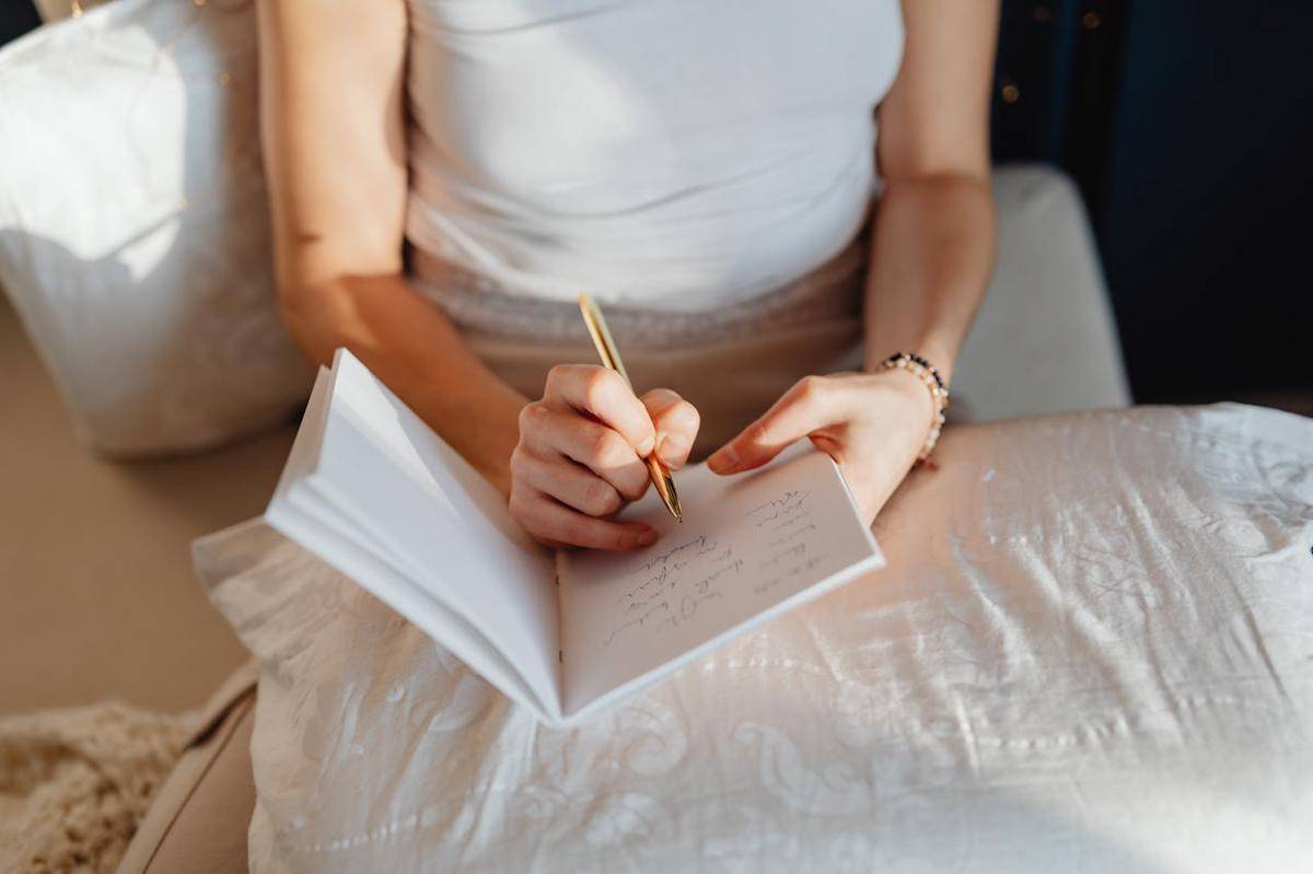 ilustrasi perempuan menulis jurnal (pexels.com/Kaboompics.com)