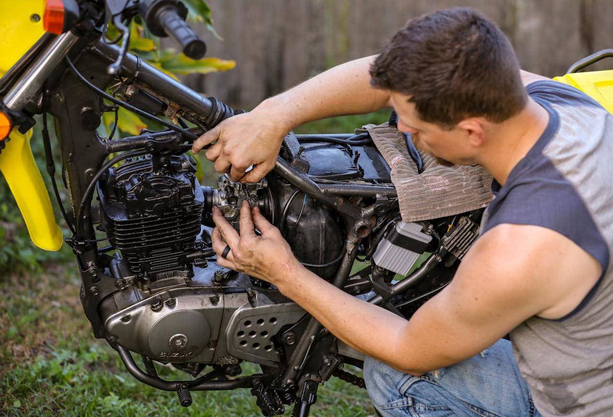 ilustrasi servis motor (pexels.com/Mick Haupt)