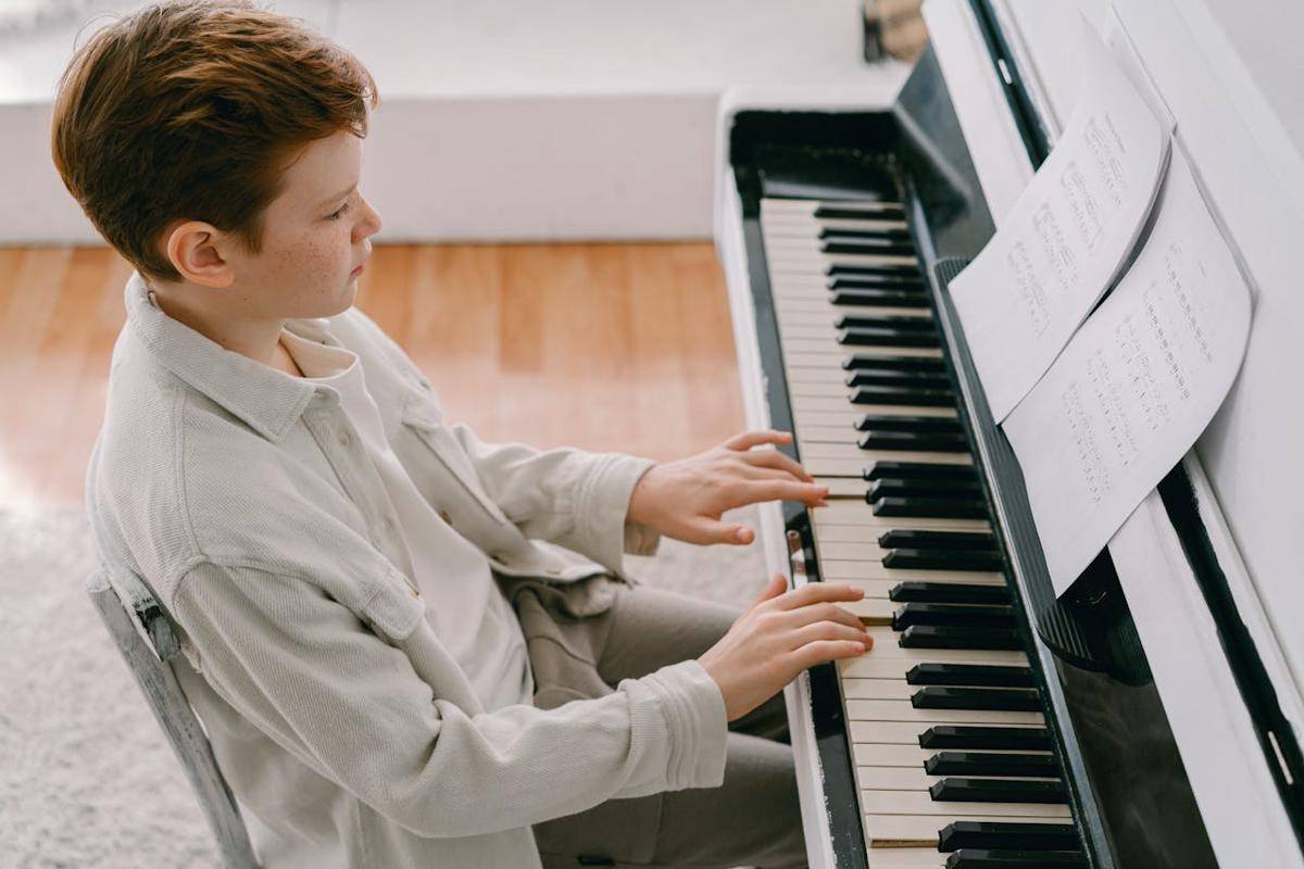 ilustrasi bermain piano (pexels.com/Mikhail Nilov)
