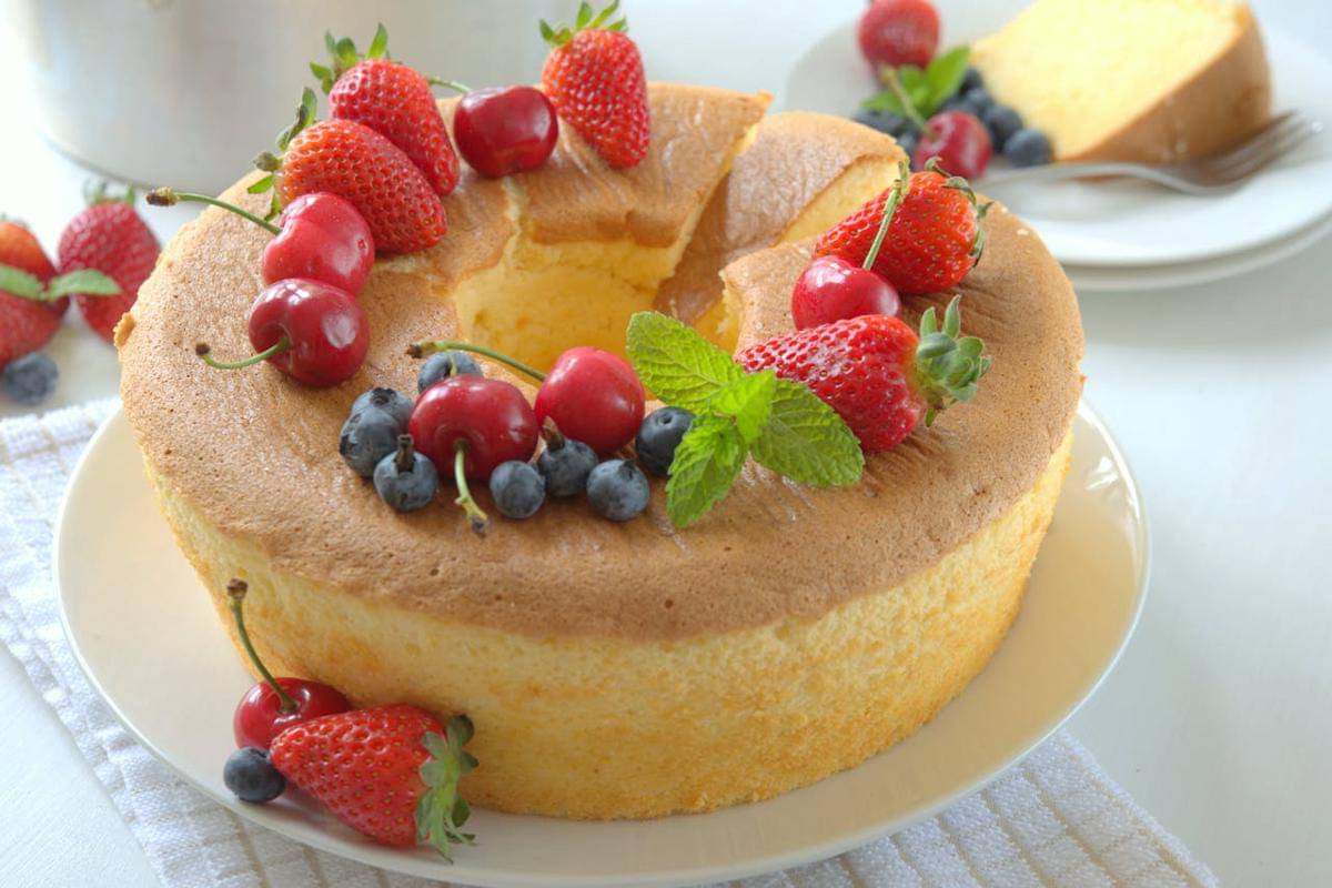 ilustrasi kue dengan topping buah