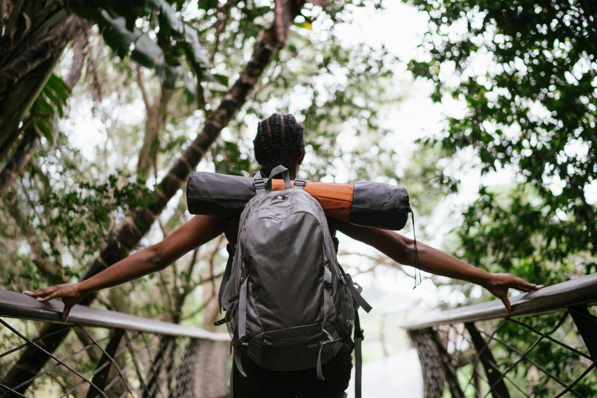 ilustrasi perempuan hiking (pexels.com/RF._.studio _)