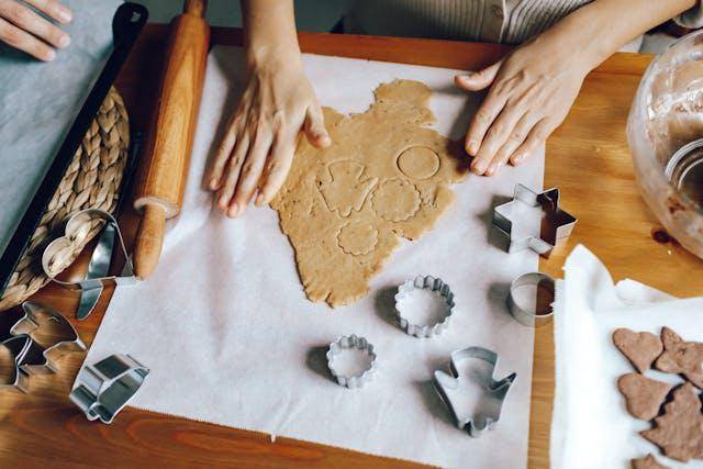 ilustrasi membuat kue (pexels.com/ROMAN ODINTSOV)