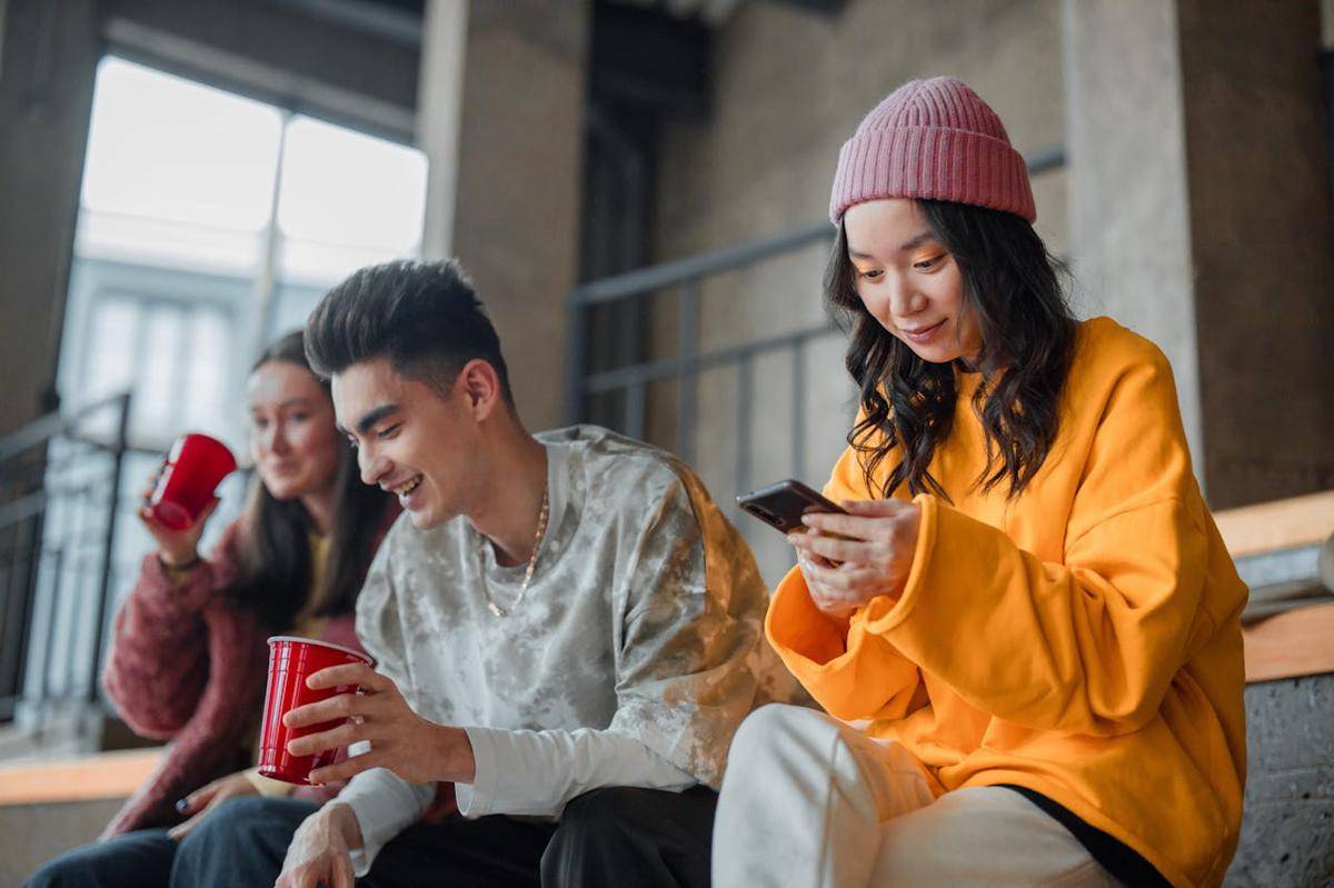 Ilustrasi mengangkat telepon saat hangout (pexels.com/Ron Lach)