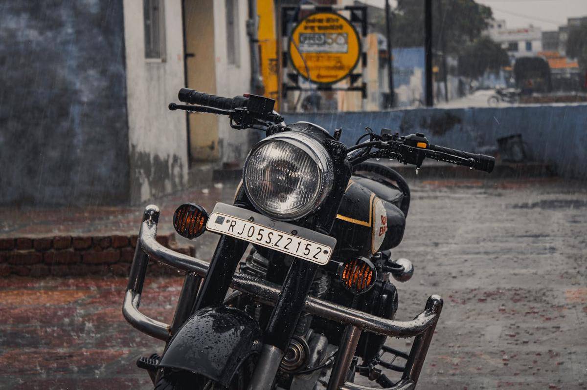 ilustrasi parkir motor saat hujan (pexels.com/Shantanu Goyal)