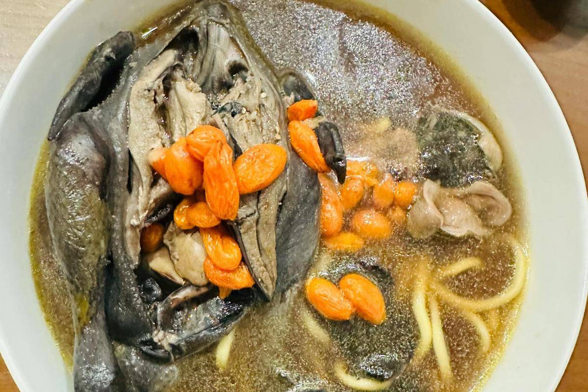 ilustrasi sup ayam herbal