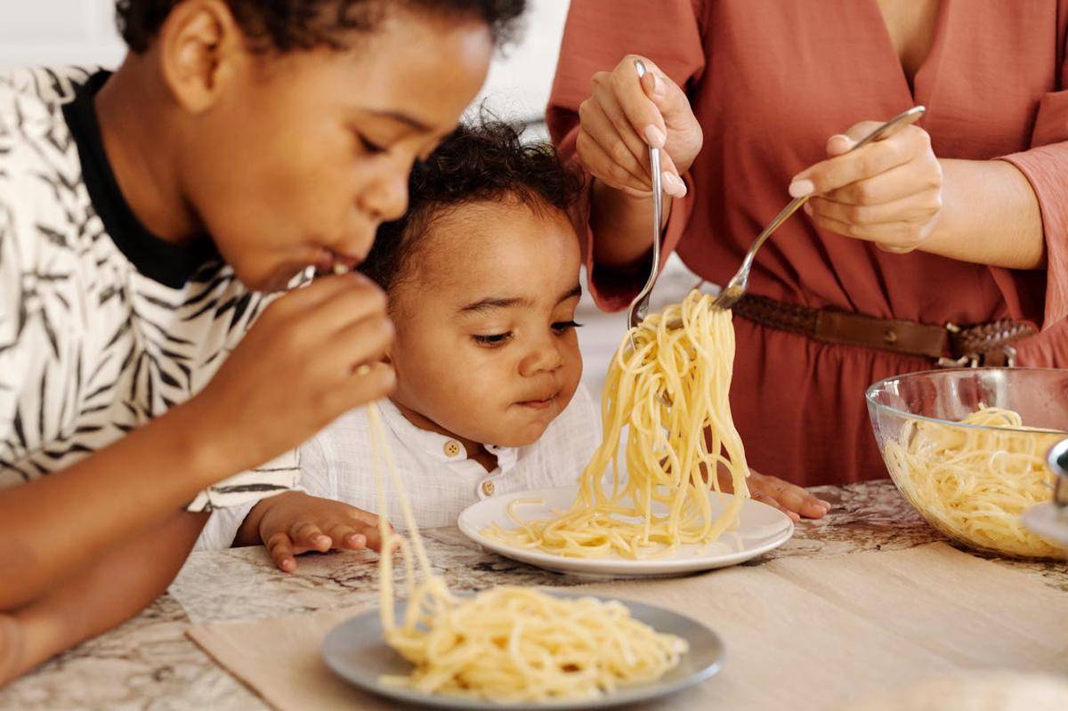 ilustrasi anak makan mie (pexels.com/Vanessa Loring)