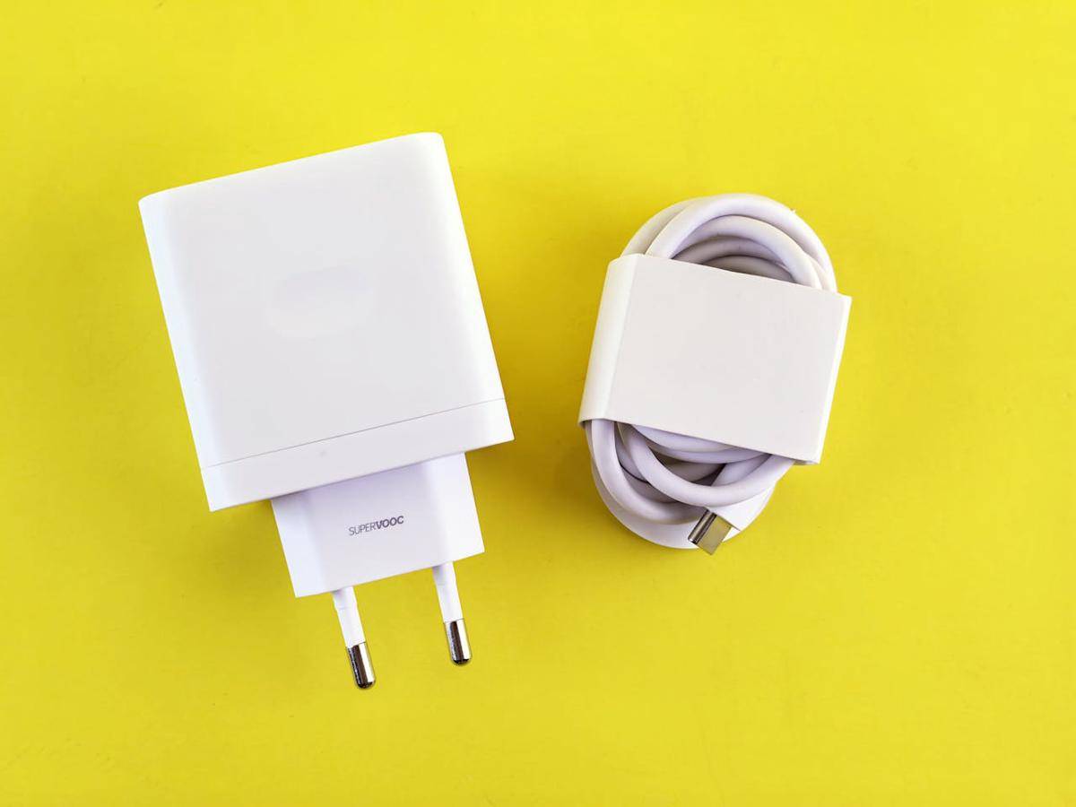 ilustrasi charger HP