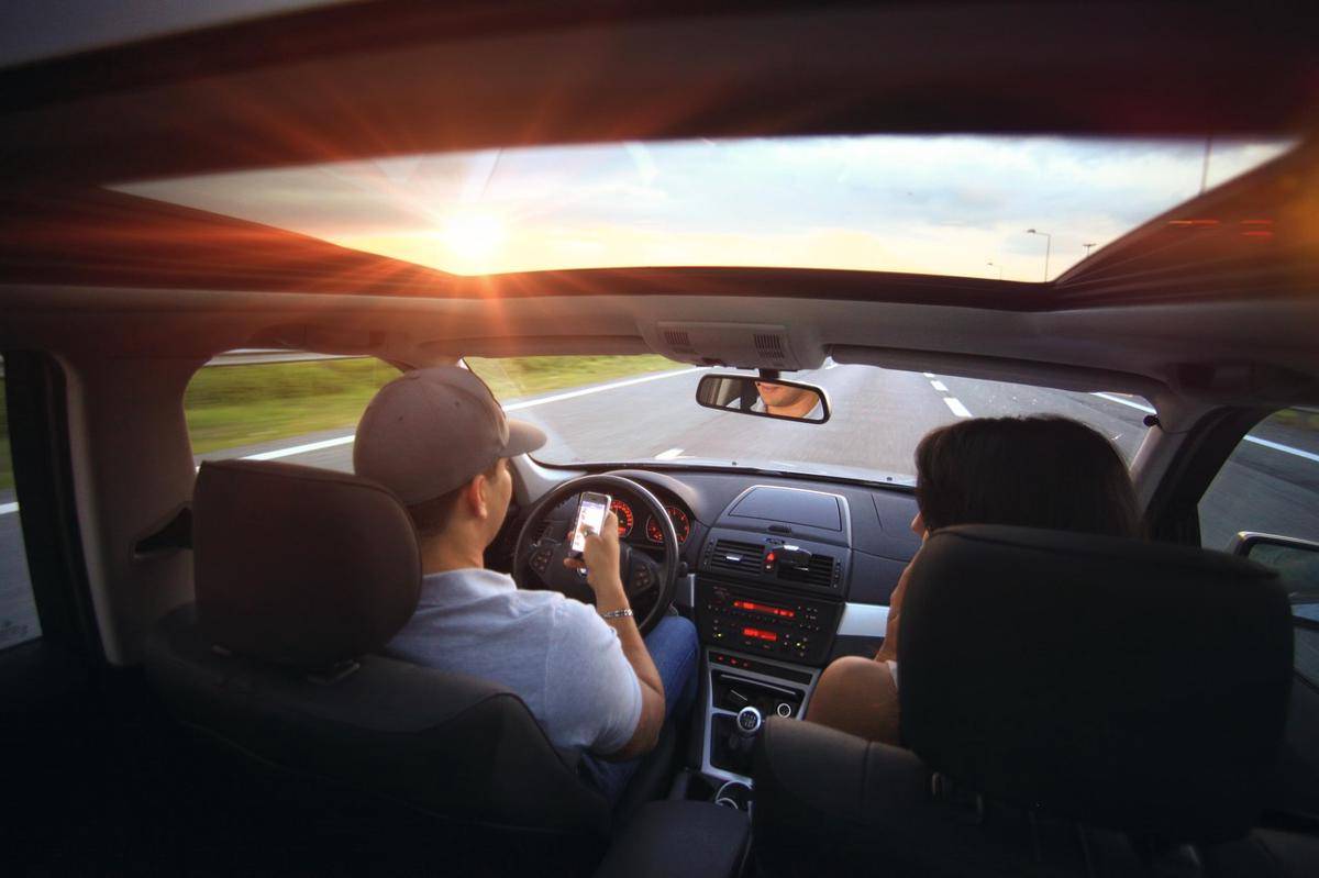 ilustrasi orang menyetir mobil (pixabay.com/splitshire)