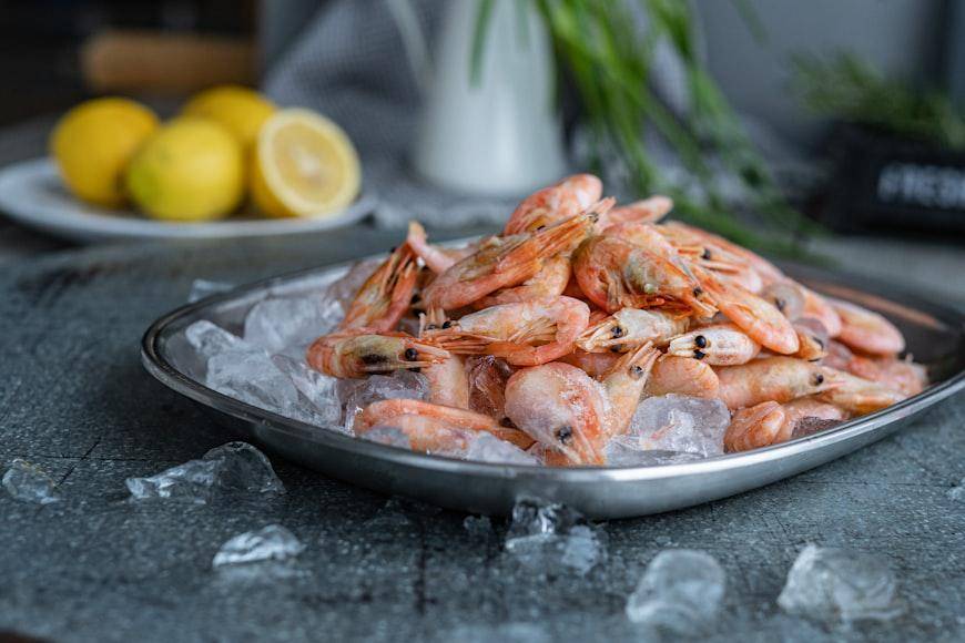 ilustrasi udang dengan kristal (unsplash.com/anita austvika)