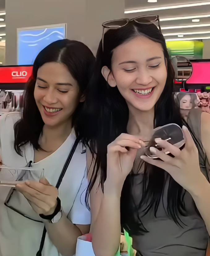 Dian Sastro dan Leya Princy