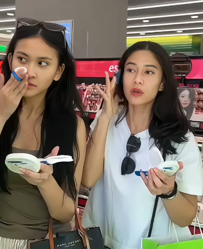 Dian Sastro dan Leya Princy