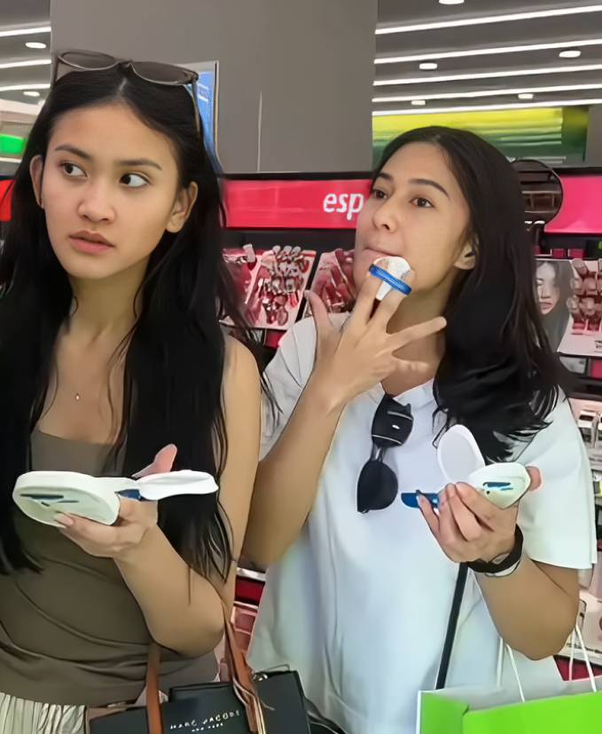 Dian Sastro dan Leya Princy