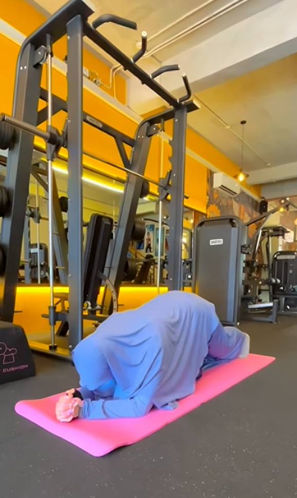 Fairuz Arafiq latihan beban di gym 