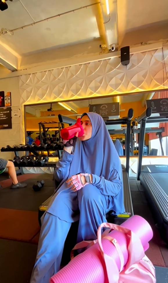 Fairuz Arafiq latihan beban di gym 