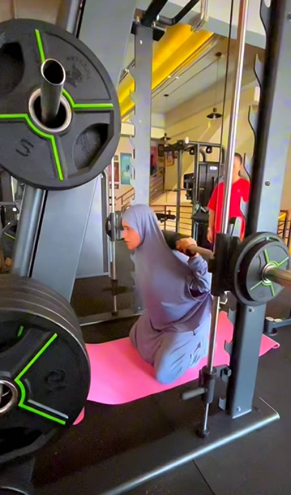Fairuz Arafiq latihan beban di gym 