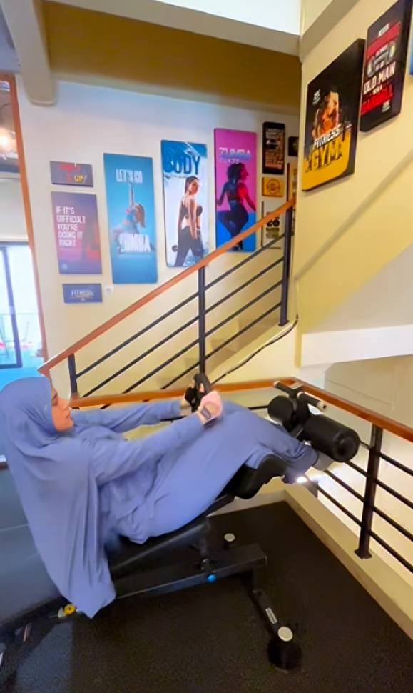 Fairuz Arafiq latihan beban di gym 