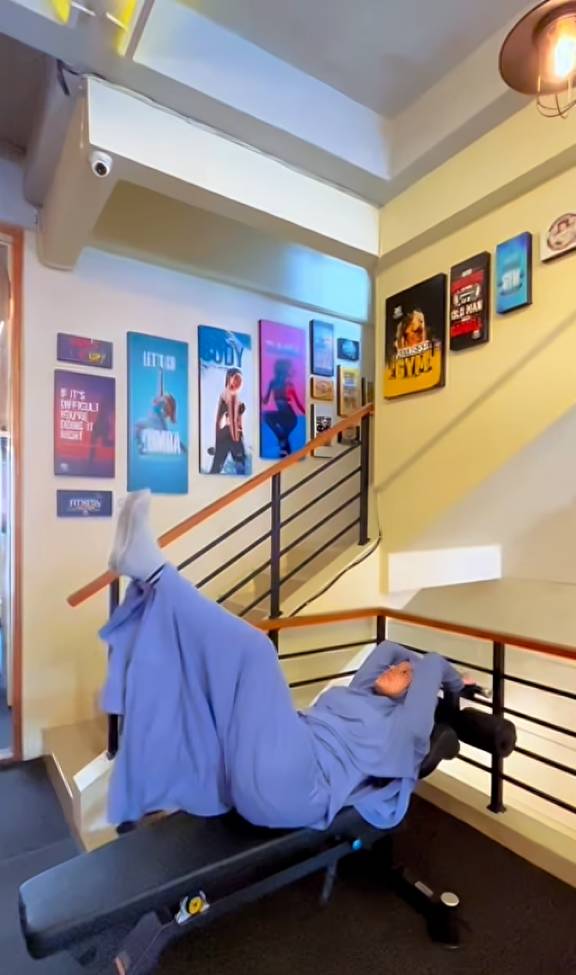 Fairuz Arafiq latihan beban di gym 