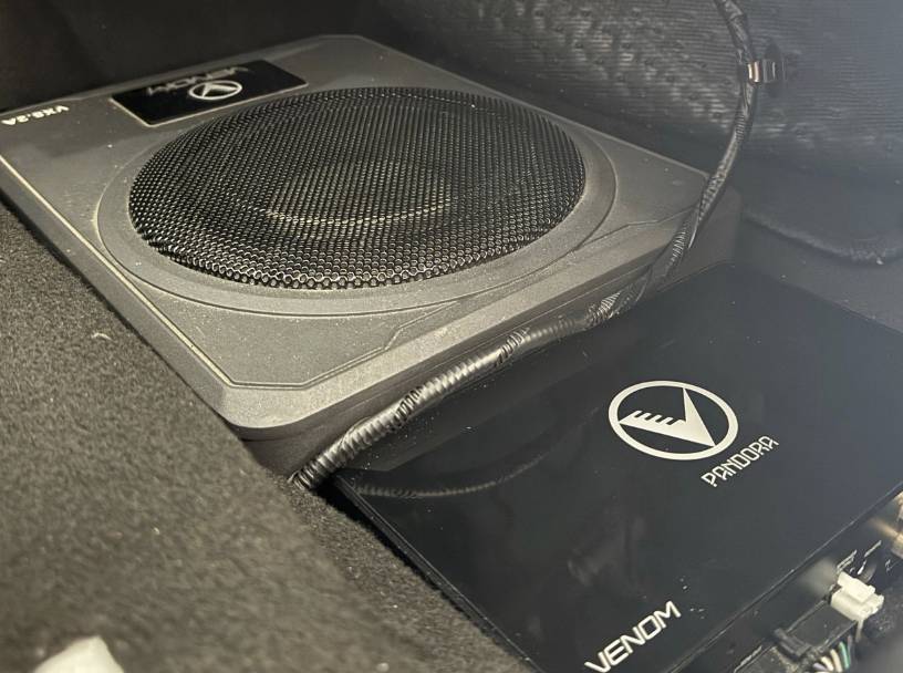 ilustrasi amplifier dan subwoofer 