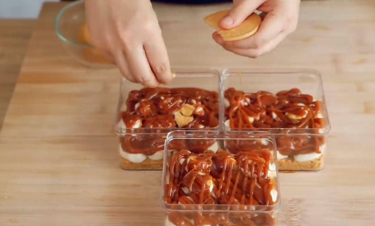 ilustrasi membuat banoffe dessert box (YouTube.com/Luvita Ho)
