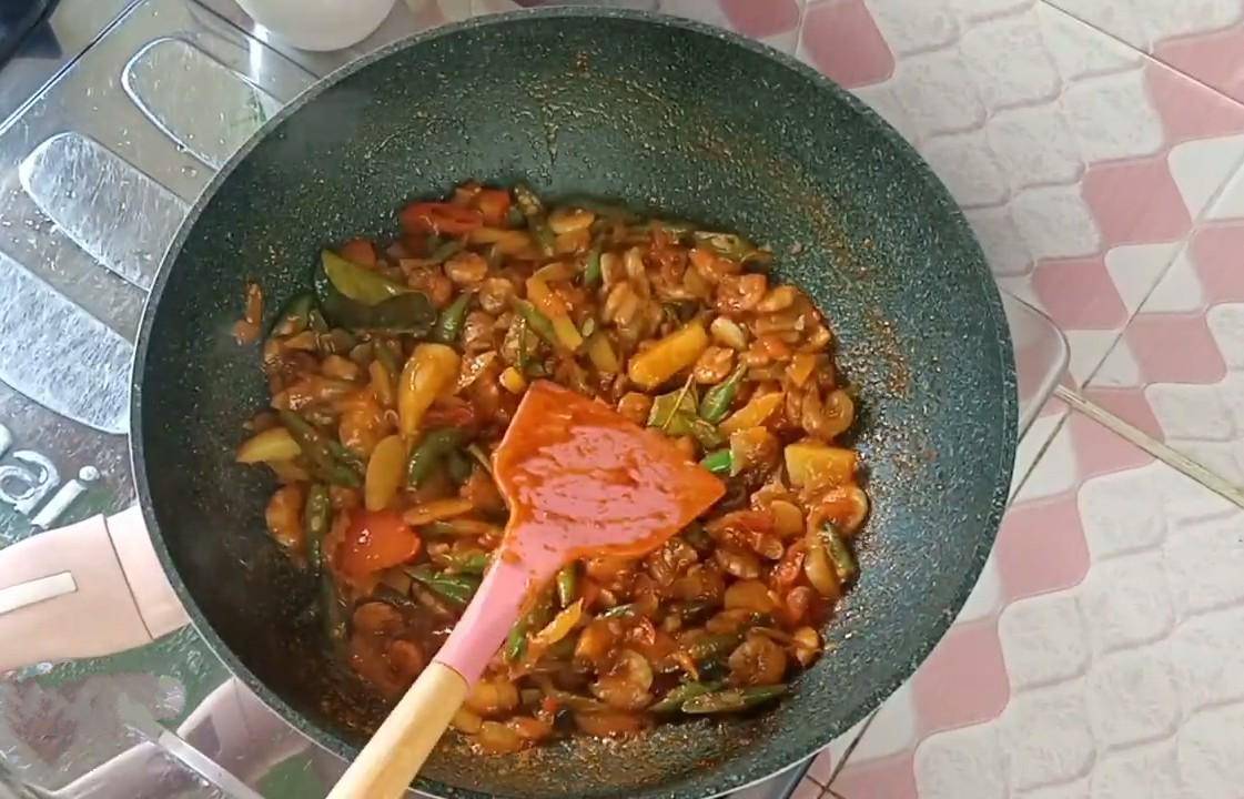 ilustrasi memasak sambal udang asam manis