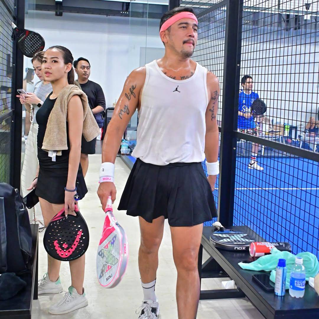 artis pakai outfit unik saat main olahraga raket 
