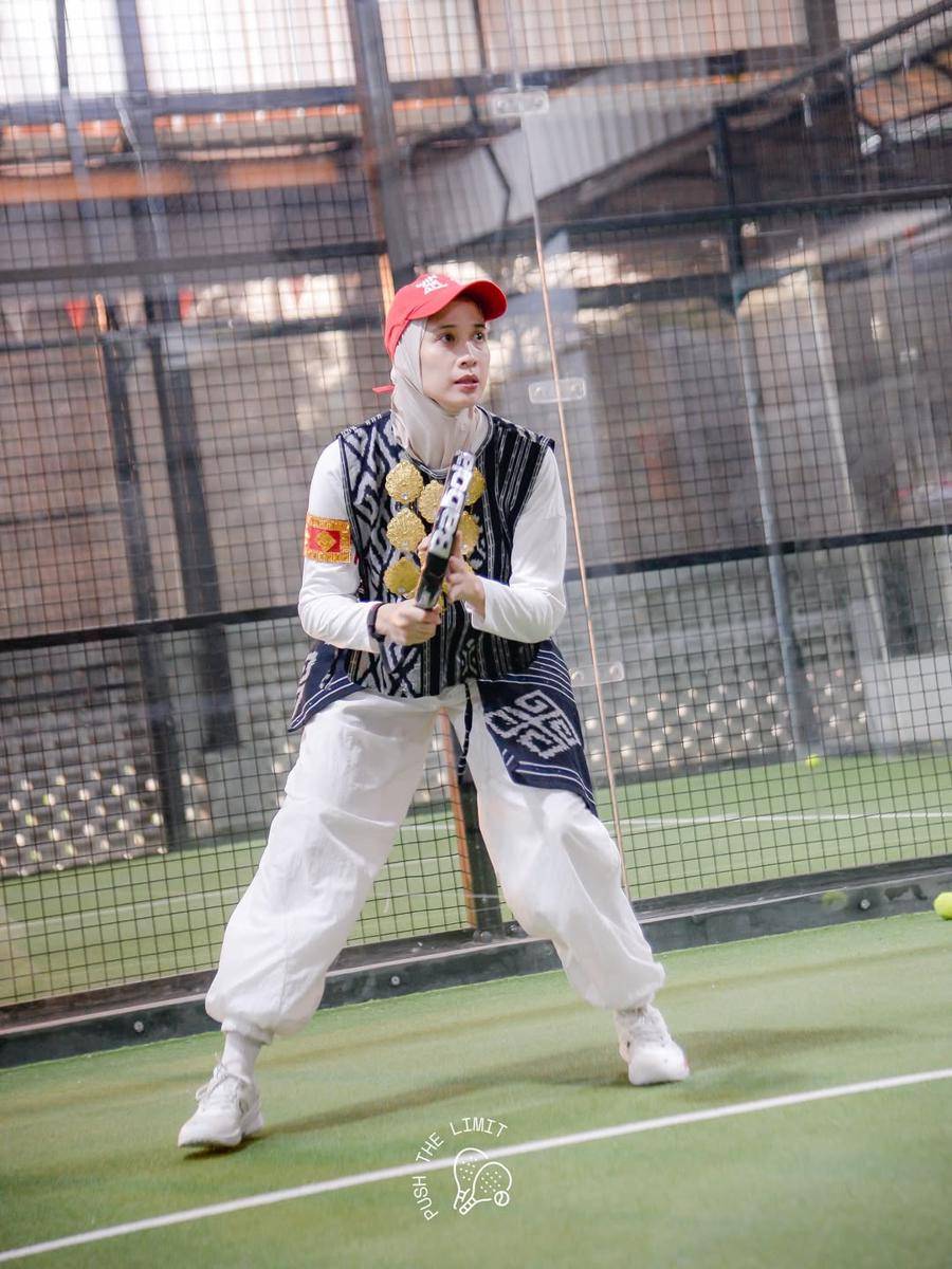 artis pakai outfit unik saat main olahraga raket 