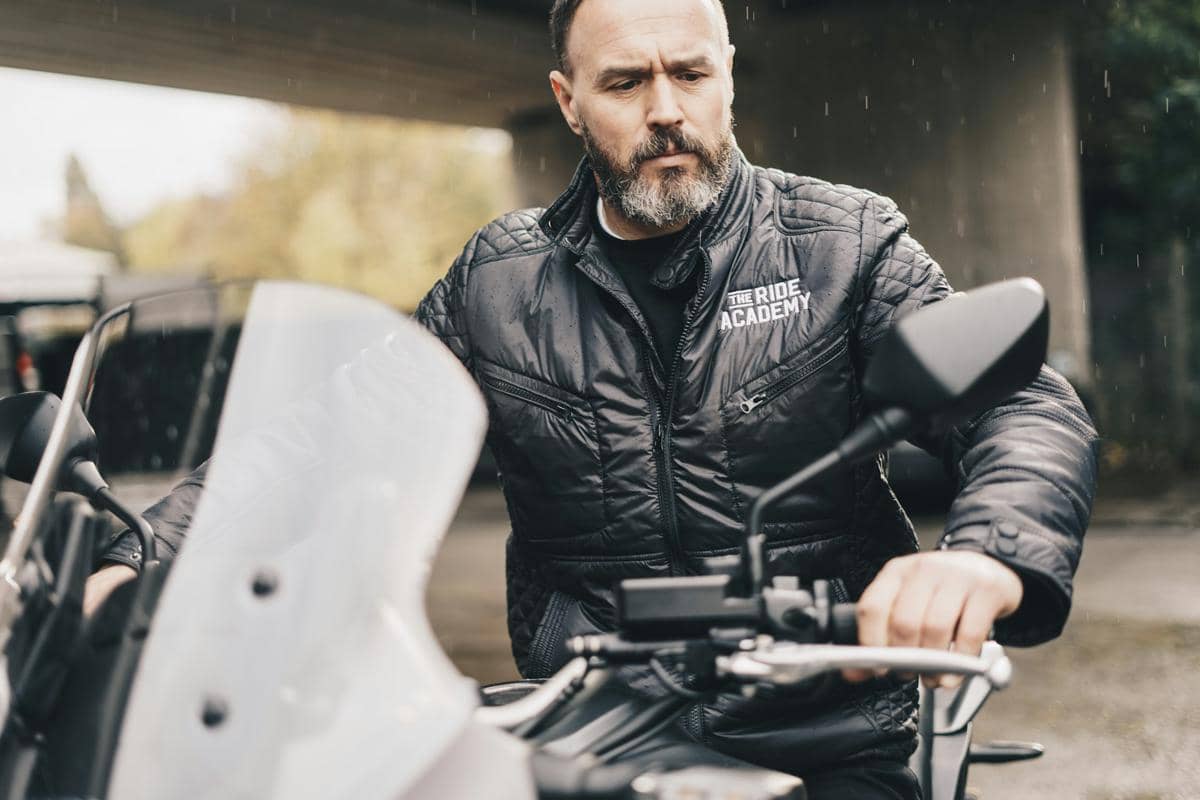 ilustrasi mengecek rem motor (unsplash.com/The Ride Academy)