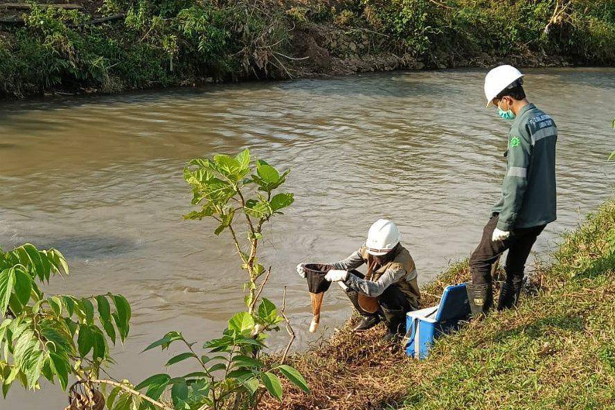 Pengambilan sampel kualitas air di kawasan Danau Towuti, Luwu Timur, usai kebocoran pipa milik PT. Vale Indonesia. (Dok. Istimewa)