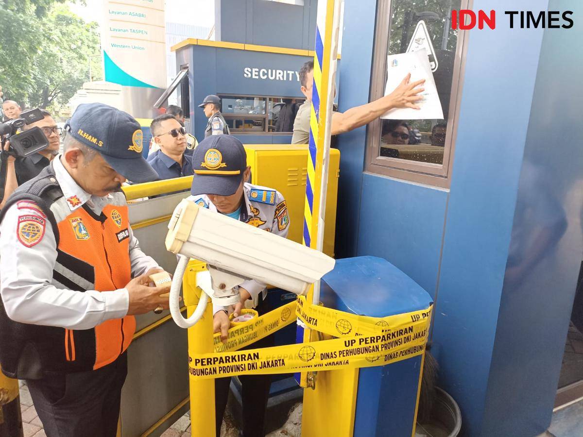 Parkir ilegal di Jakarta