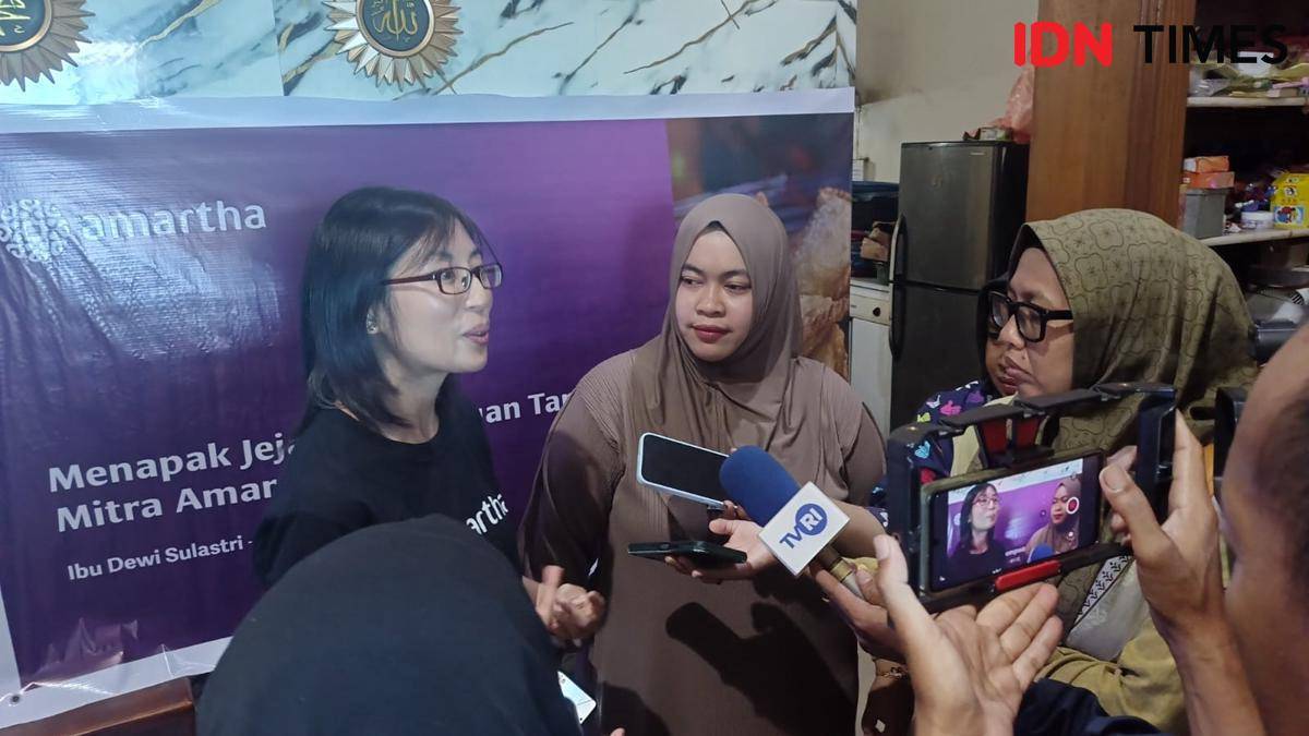 VP Public Relations Amartha, Harumi Supit, saat diwawancarai di Jalan Kanda, Kecamatan Bontoala, Makassar, Rabu (17/9/2025). (IDN Times/Asrhawi Muin)