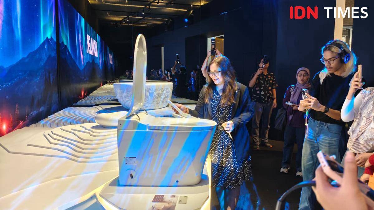 Toilet canggih KOHLER di Indonesia Design Week 2025 yang bertempat di Town Hall Indonesia Design District, PIK 2 pada Selasa (16/9/2025). (IDN Times/Febriyanti Revitasari)